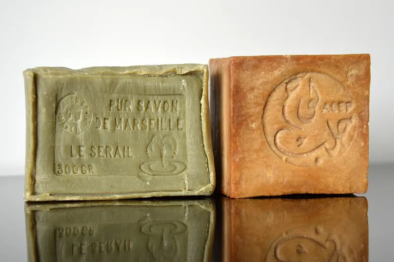 Cuit au chaudron ou extrudé en usine : le vrai visage de votre savon de Marseille